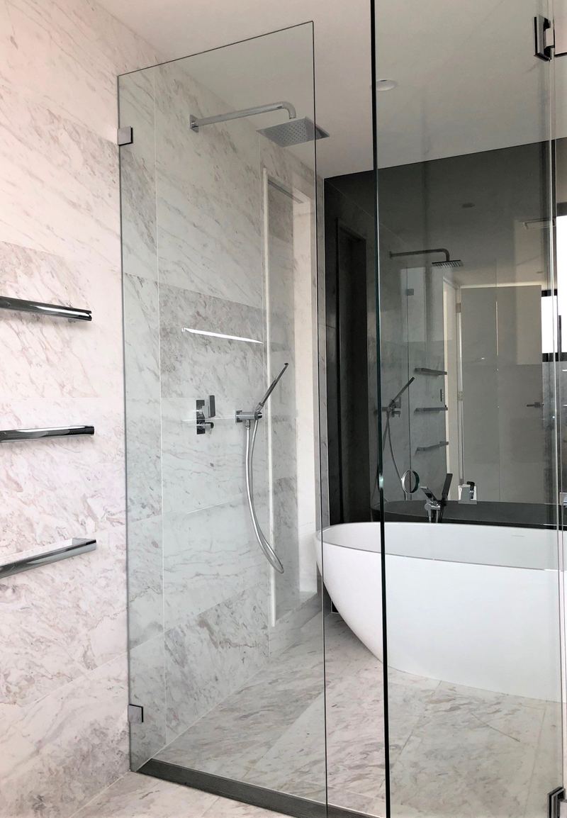 Frameless ensuite shower screen, Clontarf